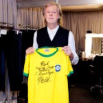 PAUL McCARTNEY RECEIVED A SHIRT SIGNED BY PELÉ IN 2019